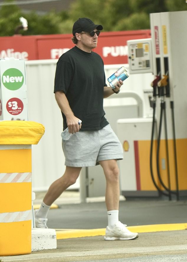 Ben also appeared to have removed his wedding ring in the photos