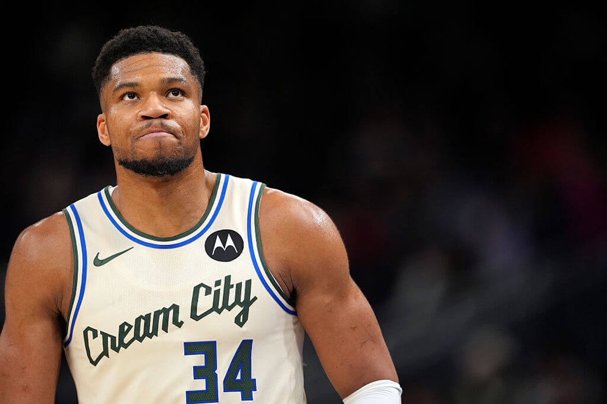 Giannis Antetokounmpo suffers calf strain vs. Pistons, leaves game under own power