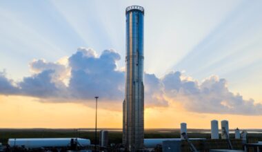 SpaceX's Starship mishap could give Blue Origin the edge in stealing Artemis 3's landing contract