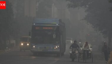 Air quality worsens: Dense smog shrouds Delhi-NCR, visibility drops sharply; IndiGo, Air India issue advisory | Delhi News