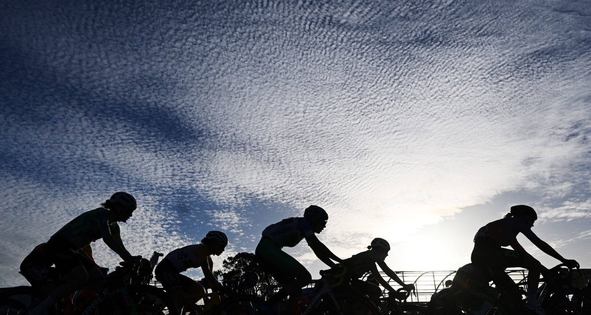 ADELAIDE, AUSTRALIA - JANUARY 18: Silhouette of the peloton during the 1st Down Under Criterium 2024, Women's Elite a 1.2km (50mins + 2 lap)km one day race from Victoria Park/ Pakapakanthi to Victoria Park/ Pakapakanthi on January 18, 2024 in Adelaide, Australia. (Photo by Tim de Waele/Getty Images)