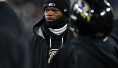 Ravens' Lamar Jackson (back) doesn't participate in Tue. walk-through