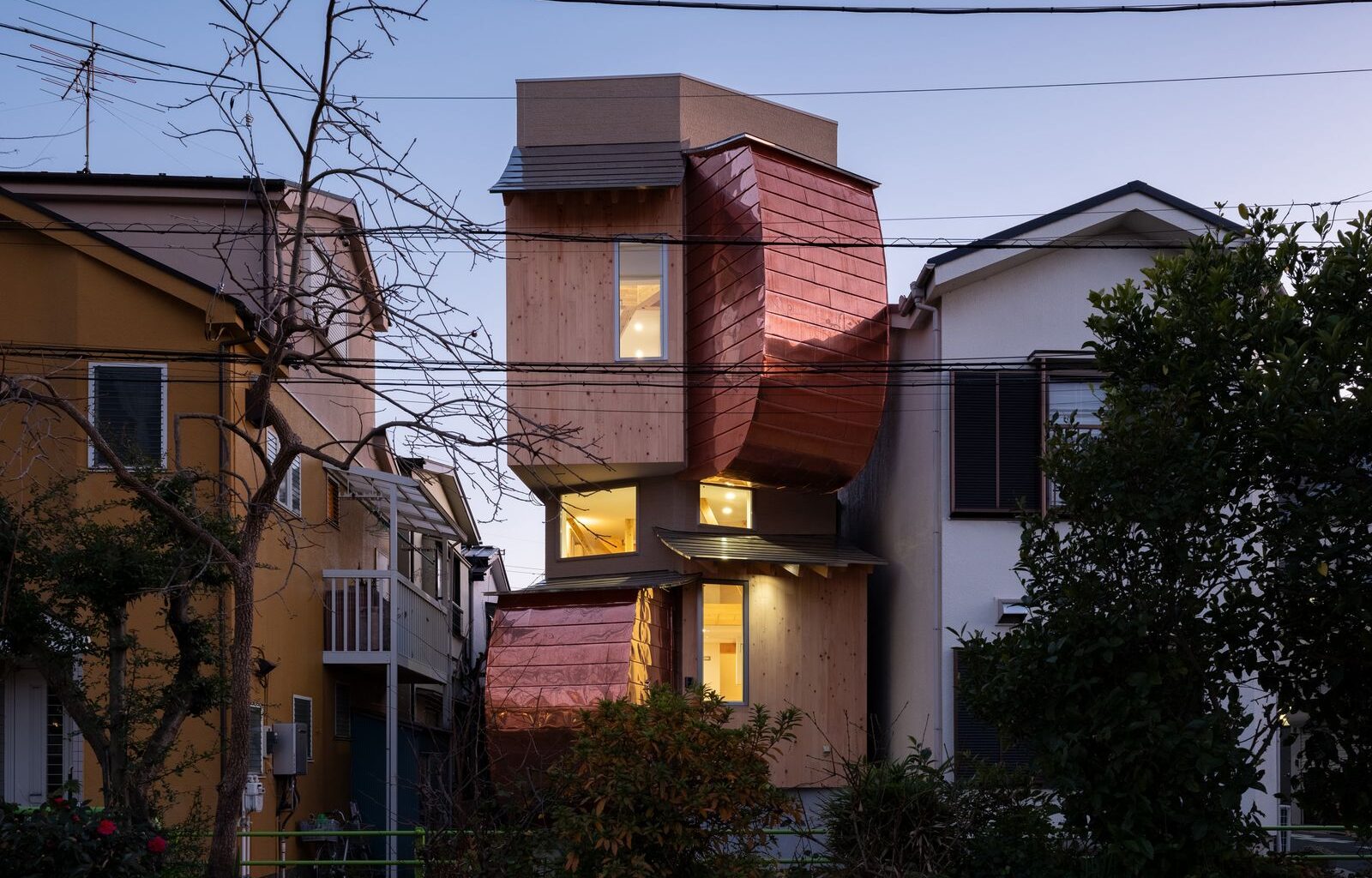 In Tokyo, Curved Copper Volumes and Hinoki Wood Boxes Build This Home Up, Not Out