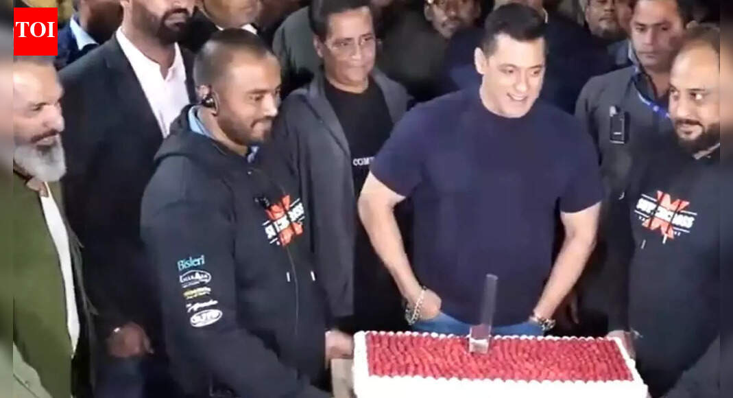 Salman Khan reveals clean-shaven look, cuts 60th birthday cake with paparazzi outside Panvel farmhouse; Bandra-Worli Sea Link lights up |