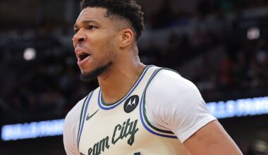 Antetokounmpo nets 29 in return, closes with windmill dunk