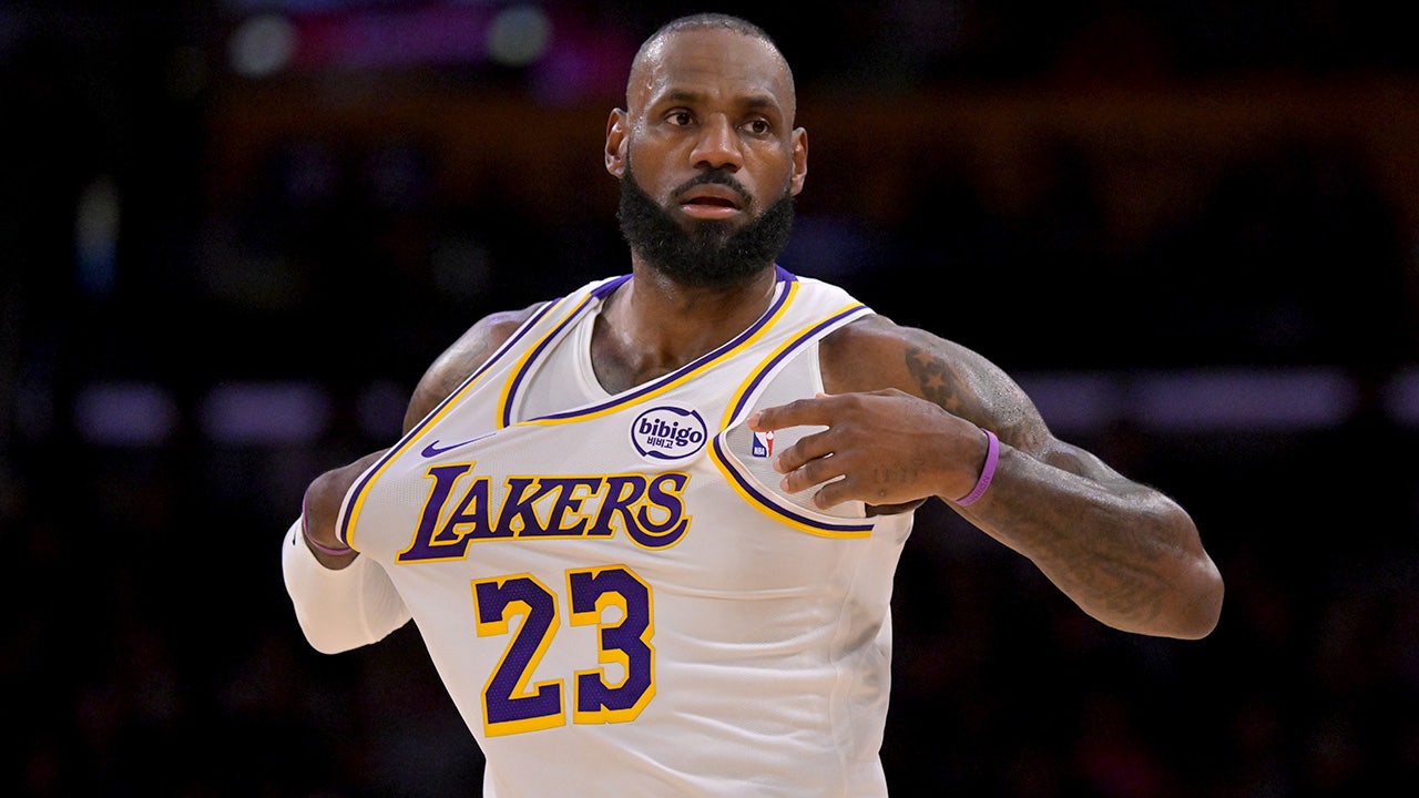 LeBron James draws criticism for 'golf swing' during national anthem