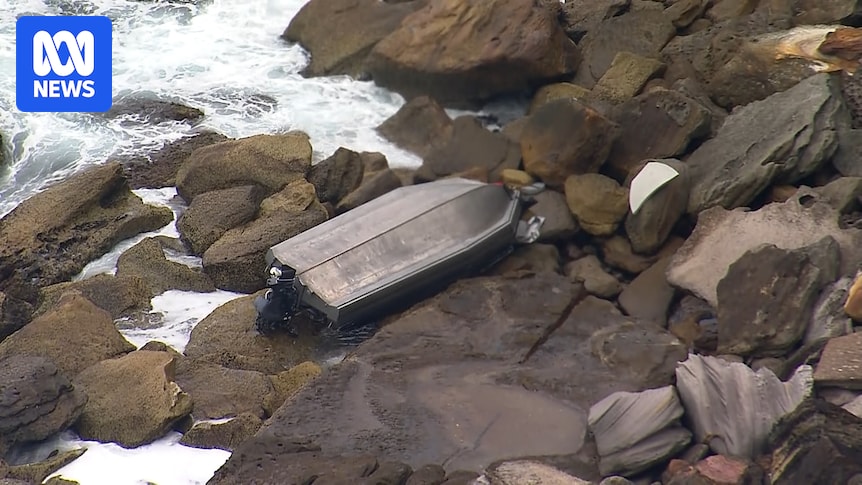 Man drowns and boy missing after boat capsizes at Palm Beach