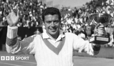 Nicola Pietrangeli lifts the French Open trophy in 1959