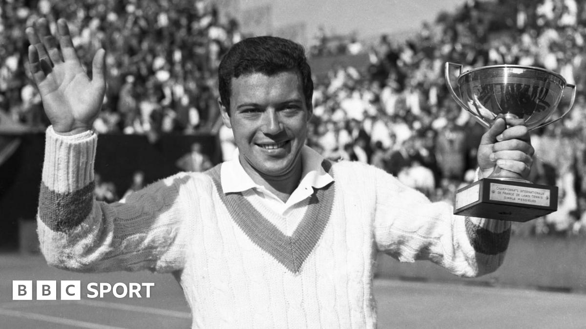 Nicola Pietrangeli lifts the French Open trophy in 1959