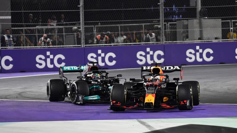 Close fight between Max Verstappen (Red Bulll-Honda) and Lewis Hamilton (Mercedes) in the 2021 Saudi Arabian Grand Prix