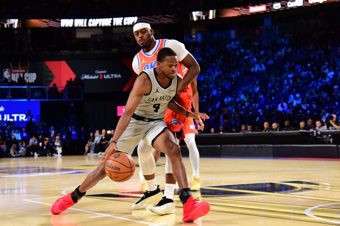 De'Aaron Fox drives past a defender