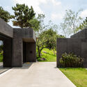 Charcoal Haus / moc architects - Exterior Photography, Concrete, Garden