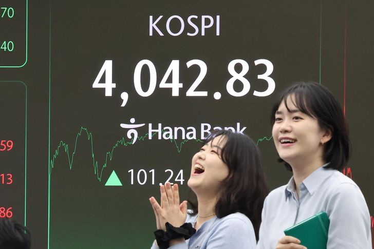 The KOSPI index is displayed on a screen at Hana Bank’s headquarters dealing room in Seoul, Oct. 27, after the benchmark crossed the 4,000 mark for the first time. Yonhap  
