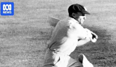 Donald Bradman's baggy green to go under the hammer