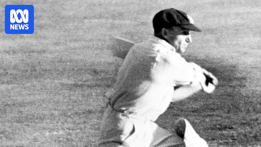 Donald Bradman's baggy green to go under the hammer