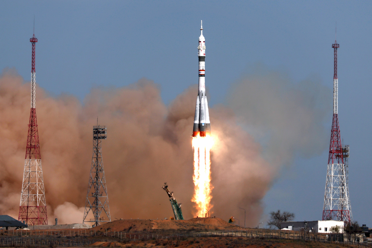 The Soyuz 2.1, a booster rocket with the Soyuz MS-27 spacecraft, lifts off from the Baikonur Cosmodrome in Kazakhstan on April 8. Soyuz MS-27 carried ISS Expedition 72/73 prime crew members, NASA astronaut Jonny Kim and Roscosmos cosmonauts Sergey Ryzhikov and Alexey Zubritsky, to the International Space Station. [TASS/YONHAP]