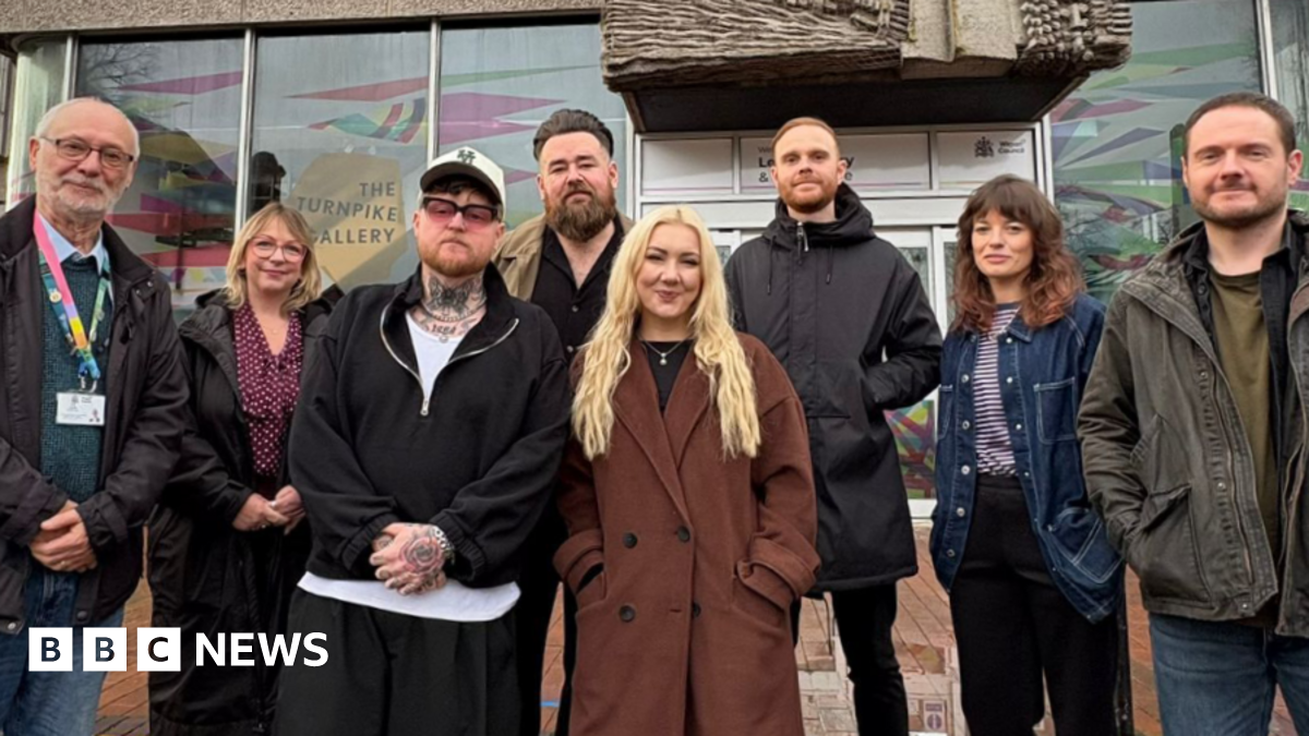 Members of the band stood alongside Leigh Councillors.