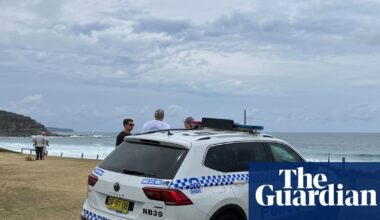 Man dead and teenage boy missing after boat capsizes off northern Sydney beach | New South Wales