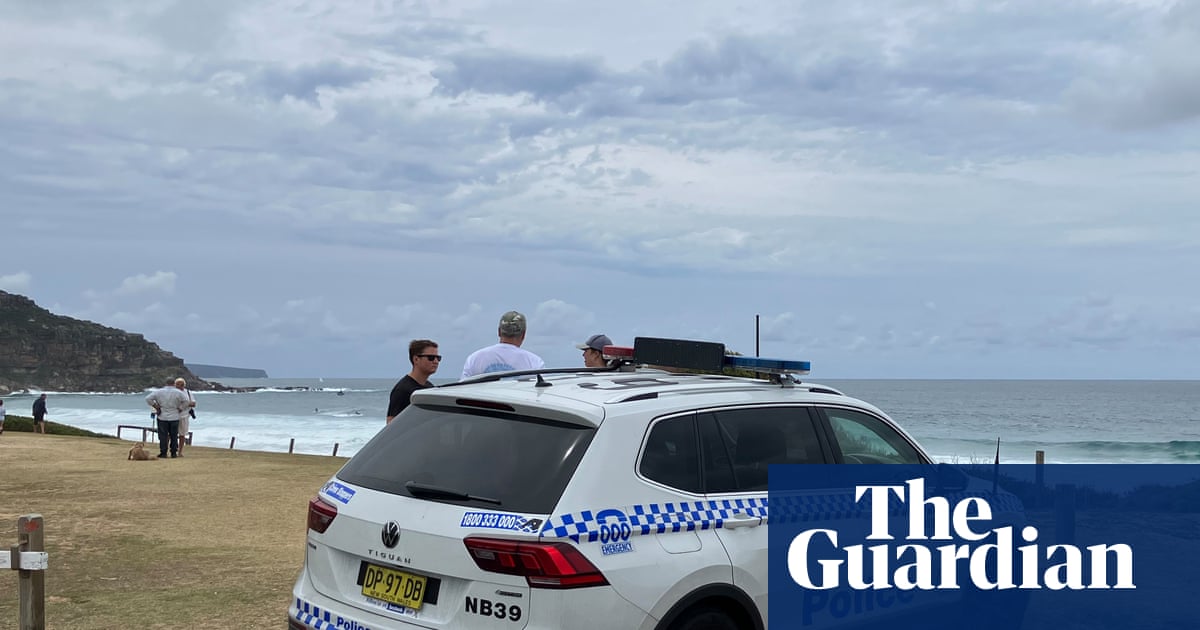 Man dead and teenage boy missing after boat capsizes off northern Sydney beach | New South Wales