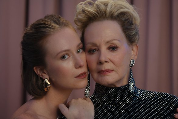 Hannah Einbinder (left) as Ava Daniels and Jean Smart as Deborah Vance in Hacks.