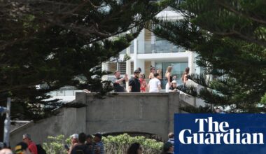 ‘I knew I had to come here’: emotional scenes as footbridge used to carry out Bondi terror attack reopens | Bondi beach terror attack
