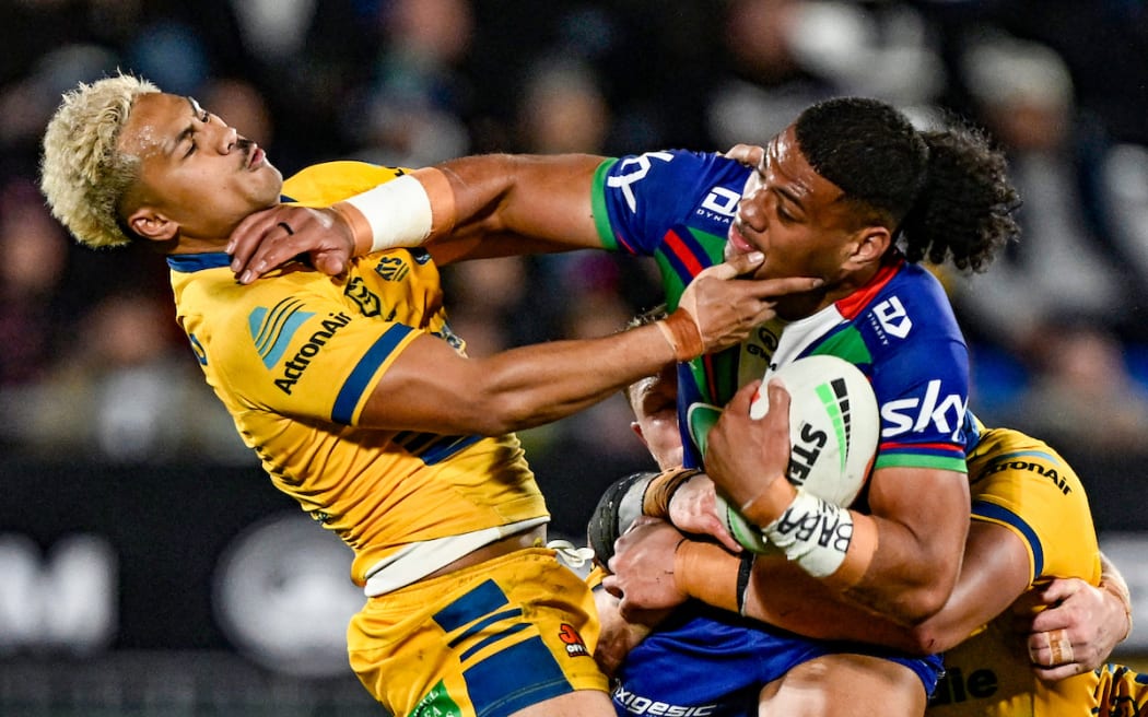 Leka Halasima of the Warriors fends off Joash Papalii of the Eels.