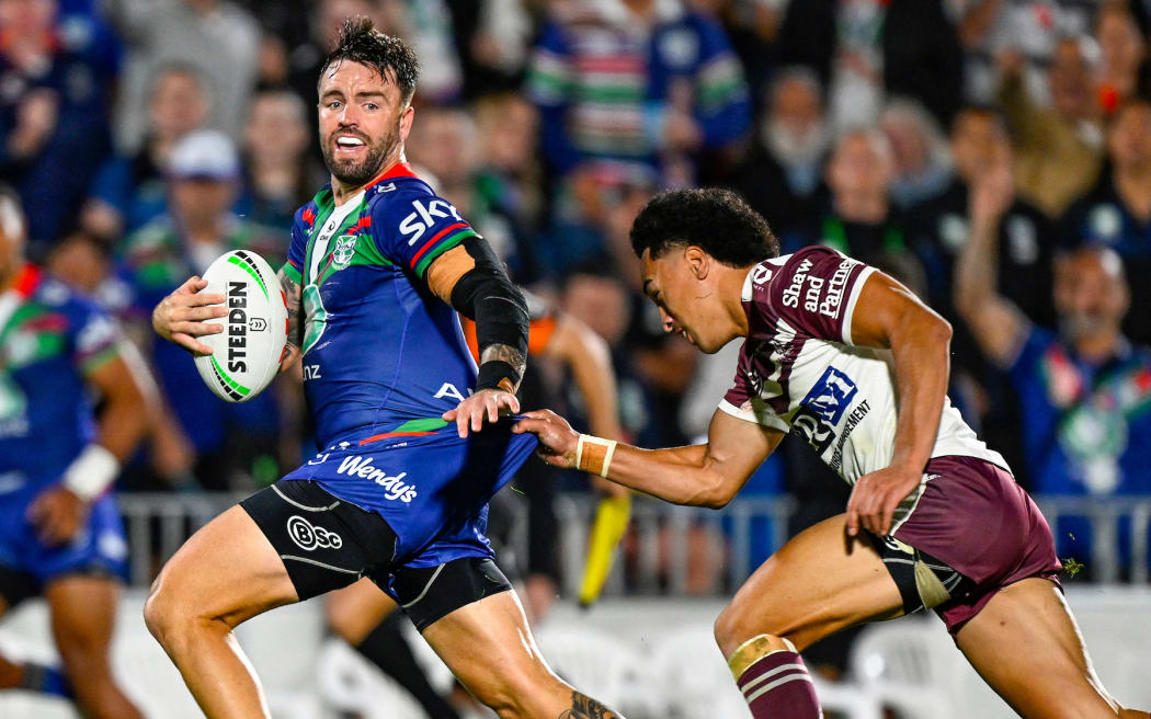 Wayde Egan of the Warriors chased by Manly defenders.