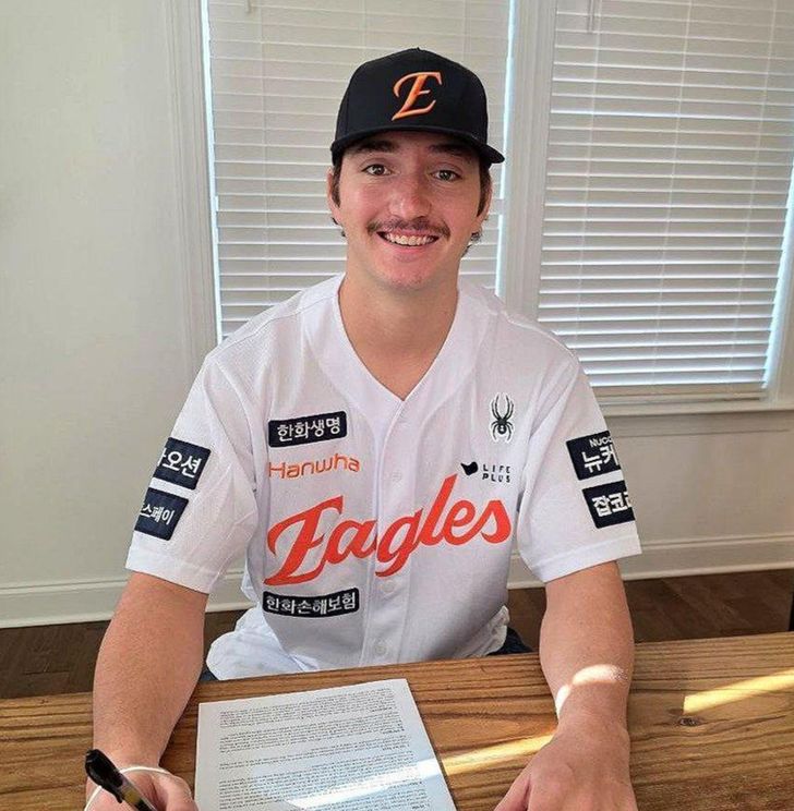 New Hanwha Eagles pitcher Owen White signs his contract with the Korea Baseball Organization club, Wednesday. Courtesy of the Eagles 