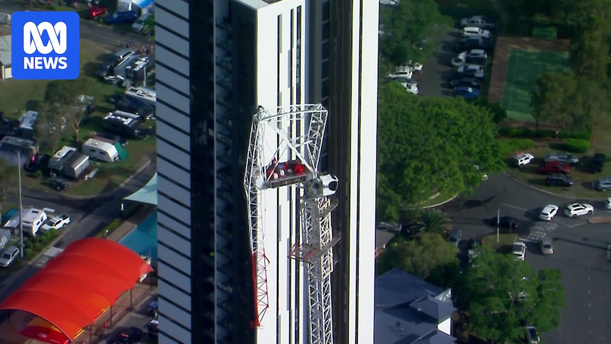 Gold Coast exclusion zone displacing tourists will continue until crane can be dismantled