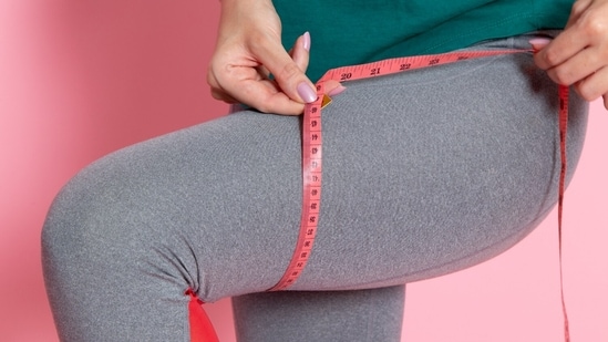 Transform your home workout with the kneeling lean-back for better posture and endurance.(Freepik)