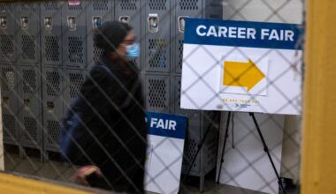 The Economy Is Growing. That Doesn't Mean Companies Are Hiring More.