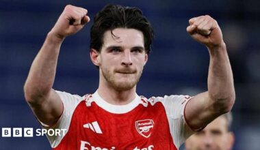 Wayne Rooney and Dominic Calvert-Lewin celebrate an Everton goal