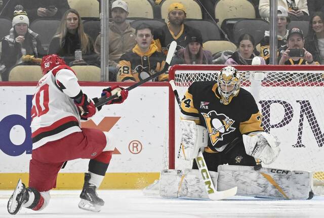 Goaltender Stuart Skinner beats Hurricanes for 1st win with Penguins