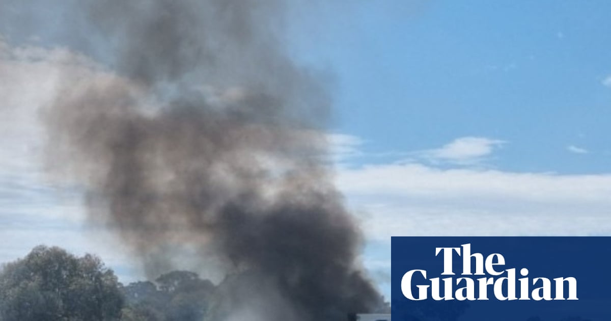 Lithium battery fire on truck shuts down Hume Highway in NSW due to health risk | New South Wales