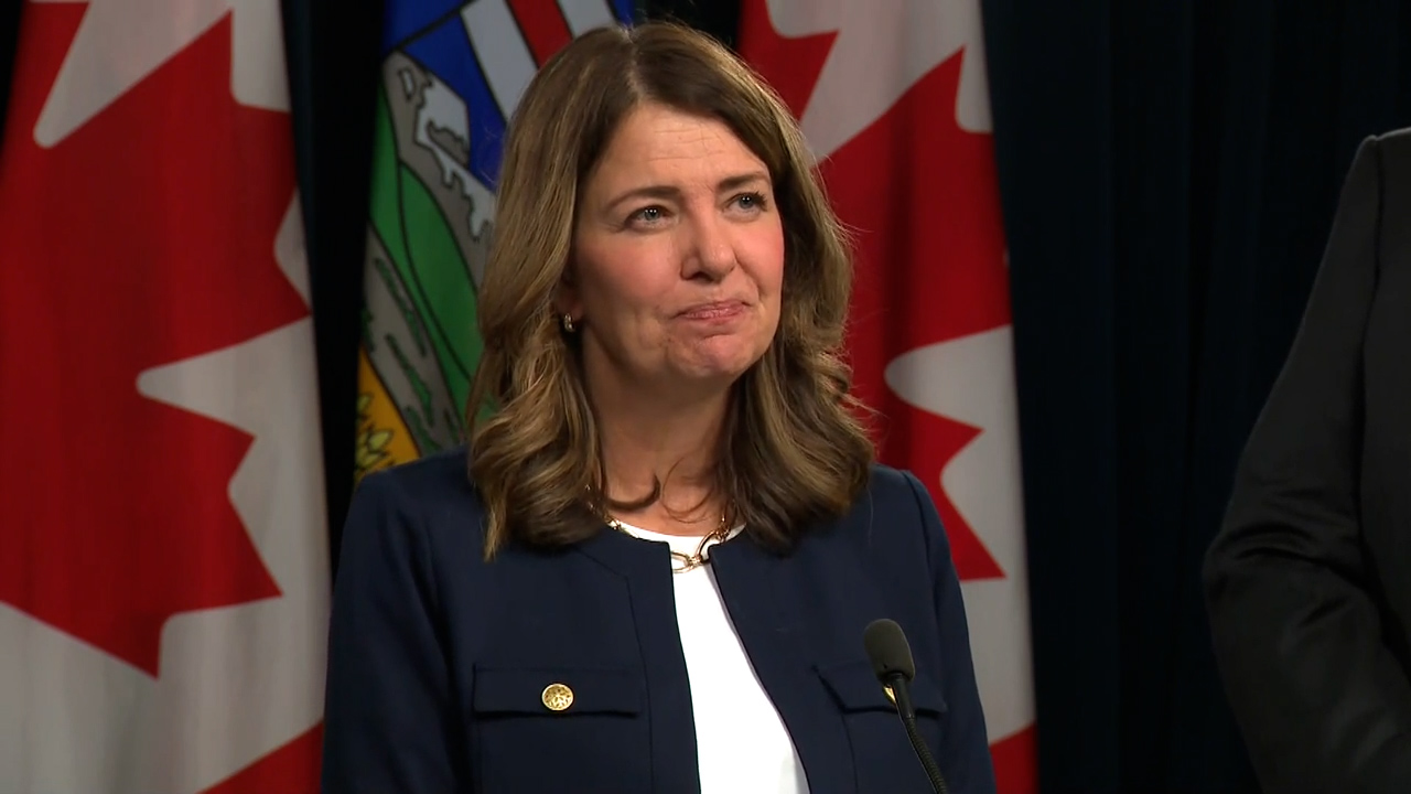 Click to play video: 'Alberta Premier Danielle Smith faces citizen recall petition'