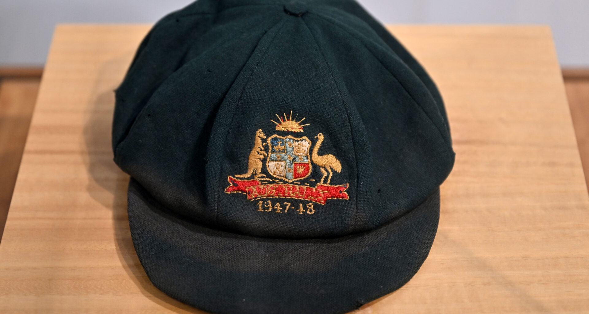 Bradman's Baggy Green goes under the hammer