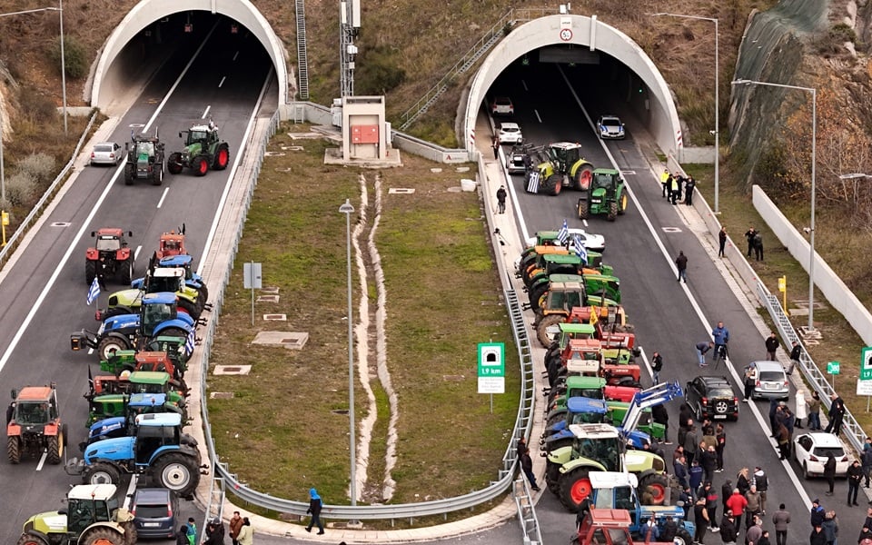 Blockades threaten groceries | eKathimerini.com