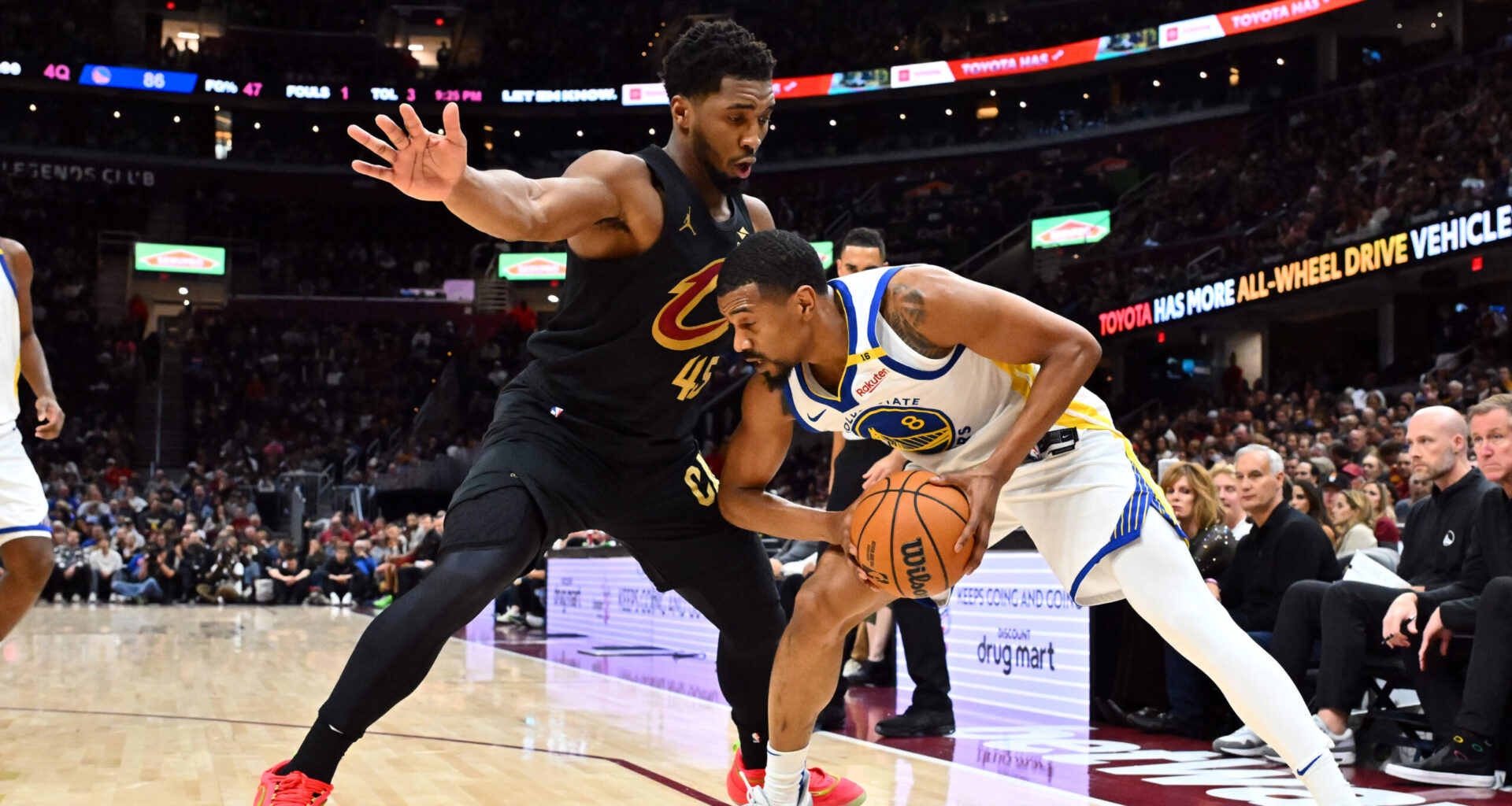 Warriors' Stephen Curry out at least 1 week with quad injury