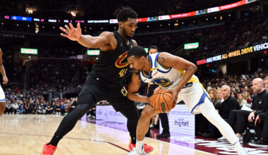 Warriors' Stephen Curry out at least 1 week with quad injury