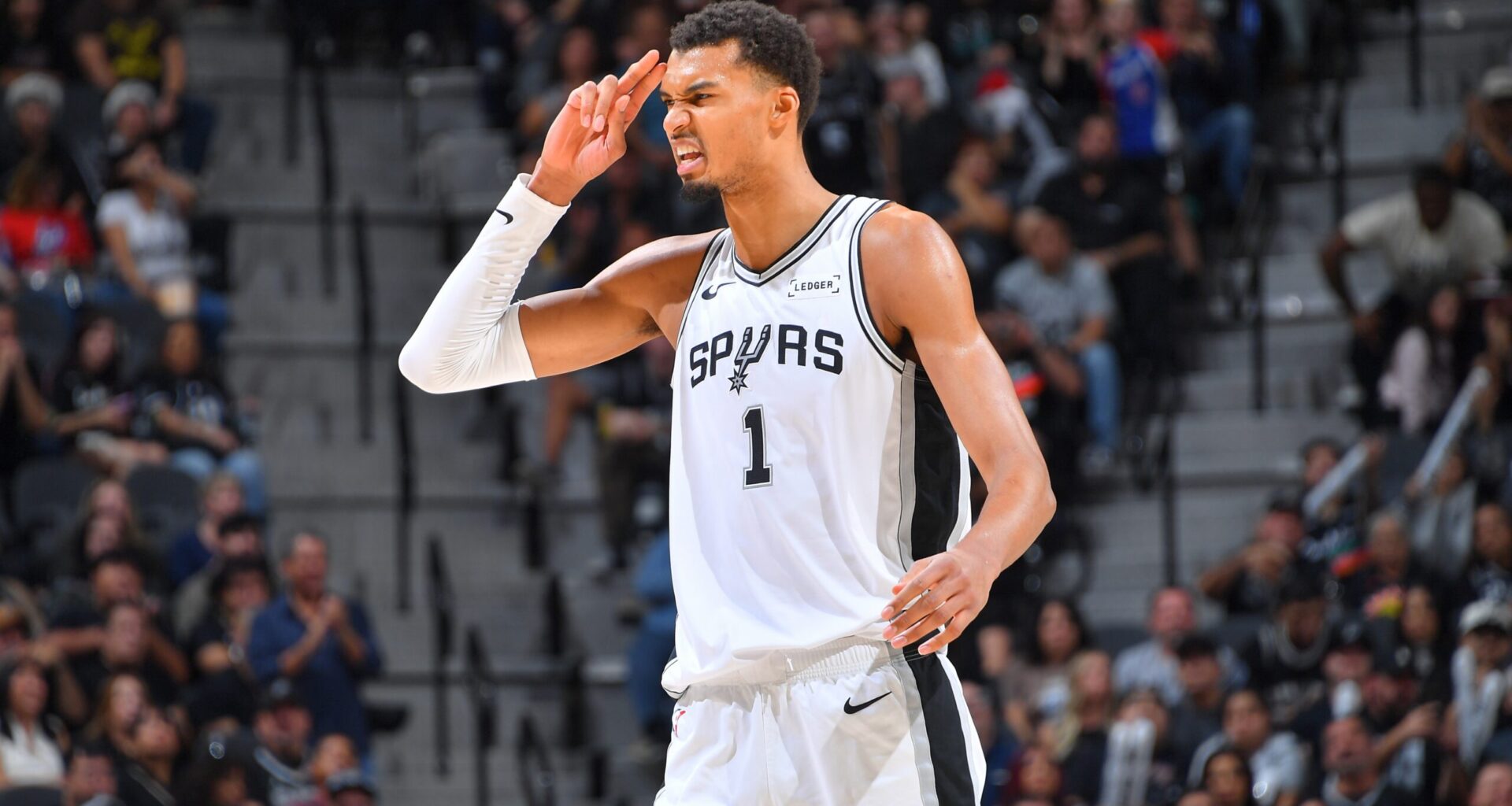 Giannis Antetokounmpo returns and scores 29, setting Bucks on fresh track