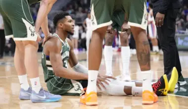'It doesn't look good': Giannis Antetokounmpo leaves game with scary non-contact injury image