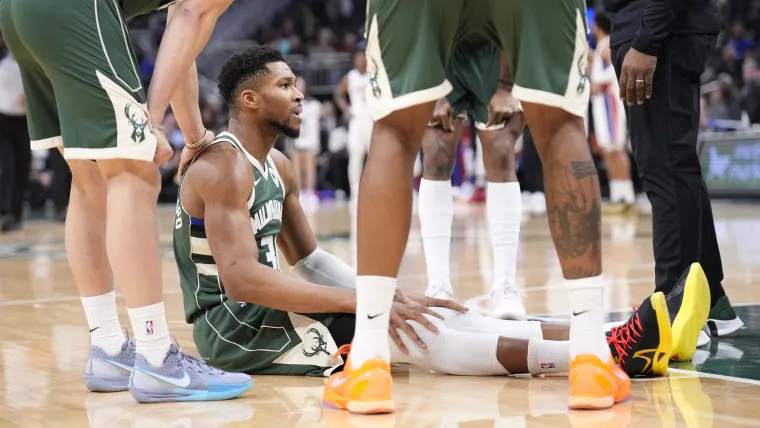 'It doesn't look good': Giannis Antetokounmpo leaves game with scary non-contact injury image