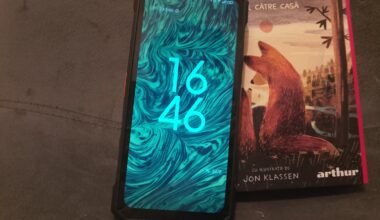 The Fire 7 Pro next to a book. (Image source: Sergey Tarasov - Notebookcheck)