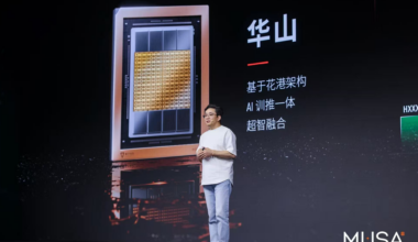 A presenter on stage showcases a microchip with '基于花港架构 AI 推一体 超智融合' text alongside at the MUSA 2025 event.