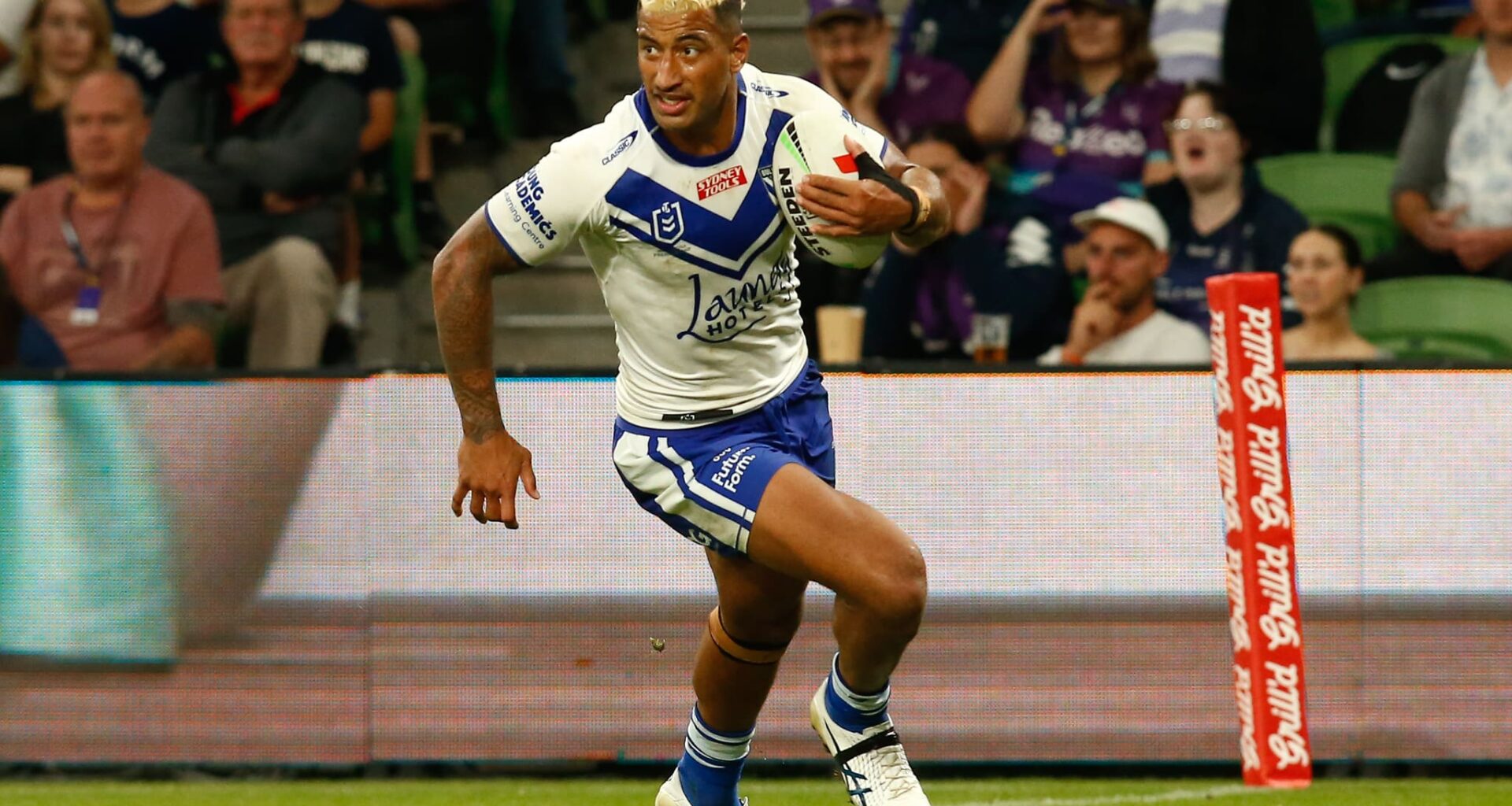 Viliame Kikau silences rugby union links with new Bulldogs deal - NRL News