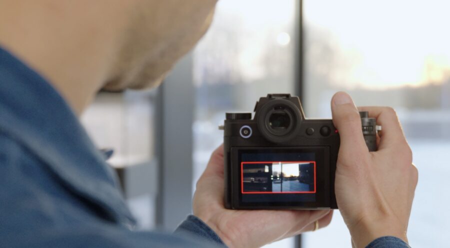 Filming with anamorphic lenses and having real-time desqueeze.