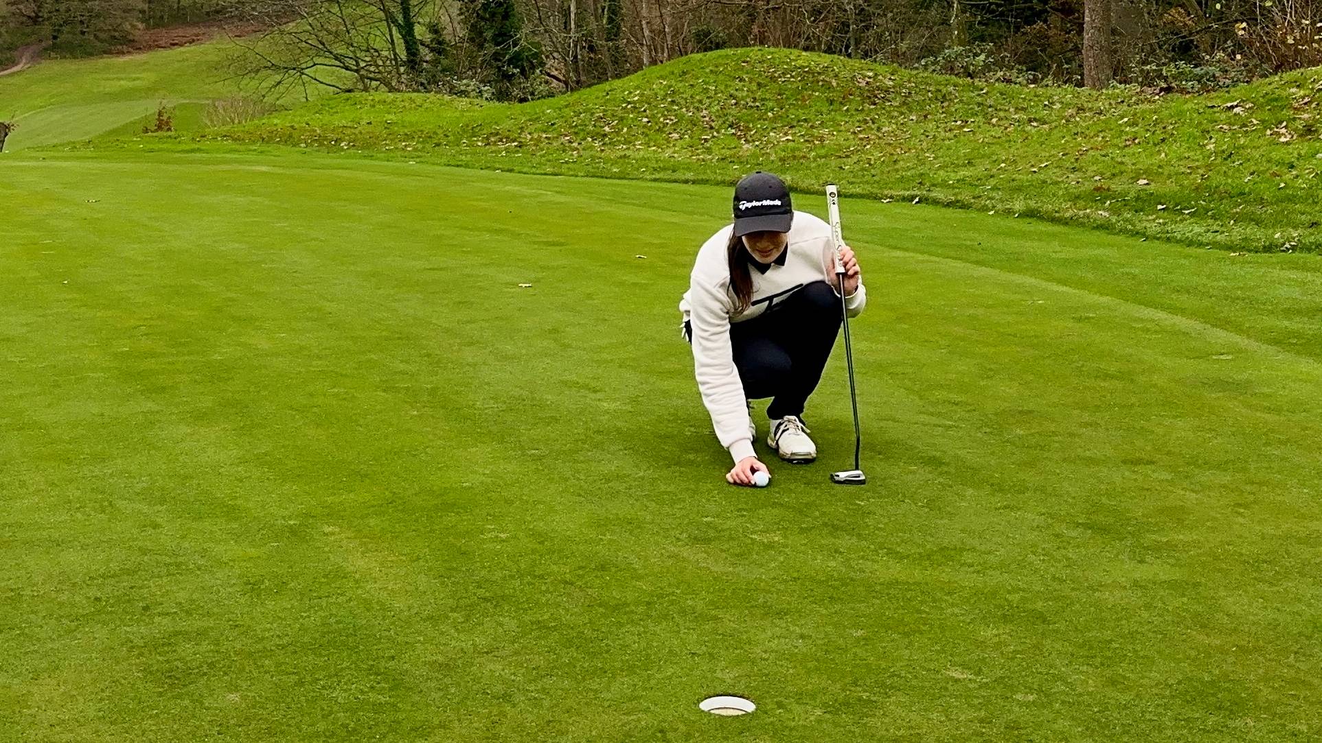 Jess Ratcliffe lining up a putt