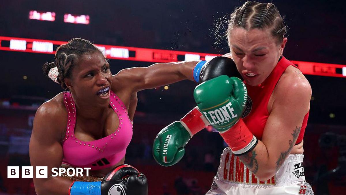 Caroline Dubois lands an overhand left against Dubois against Camilla Panatta
