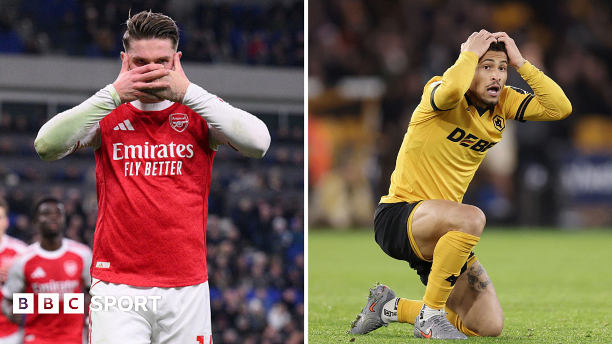 Arsenal celebrate as Wolves look dejected