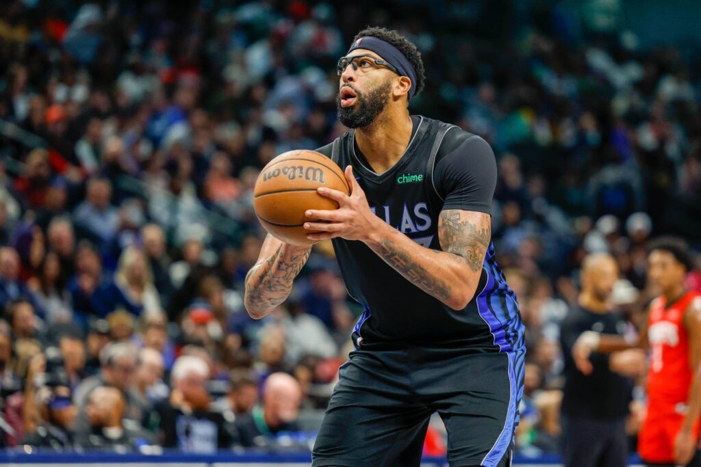 NBA Insider Dismisses Report About Warriors And Mavericks Discussing Stunning Anthony Davis Trade